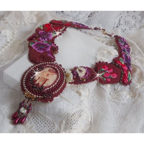 Collier plastron Art'D Haute-Couture brodé avec des rocailles de différentes couleurs et des perles nacrées en cristal de Swarovski