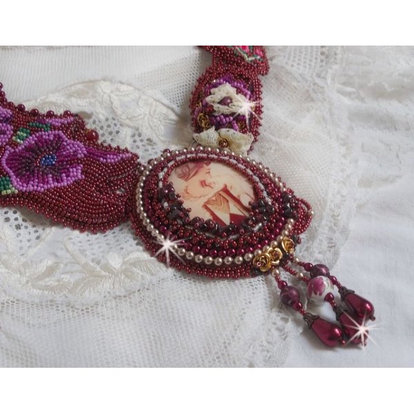 Collier plastron Art'D Haute-Couture brodé avec des rocailles de différentes couleurs et des perles nacrées en cristal de Swarovski