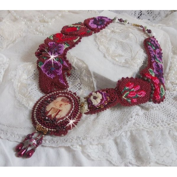 Collier plastron Art'D Haute-Couture brodé avec des rocailles de différentes couleurs et des perles nacrées en cristal de Swarovski
