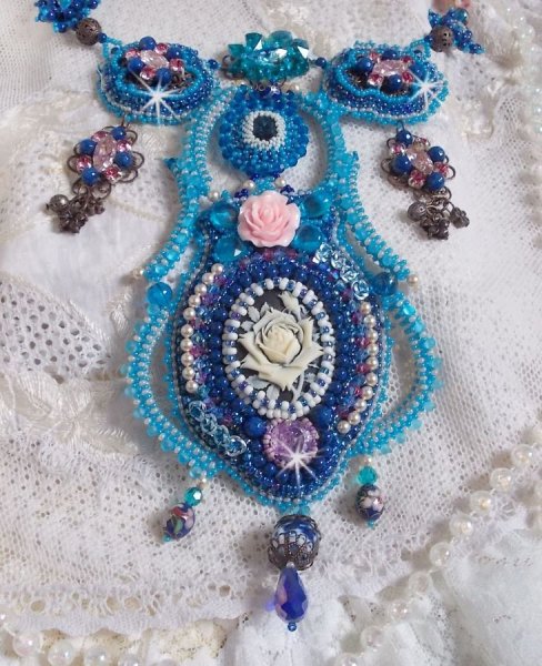 Collier plastron Belle Epoque, Haute-Couture brodé avec des Cristaux de Swarovski et diverses belles perles