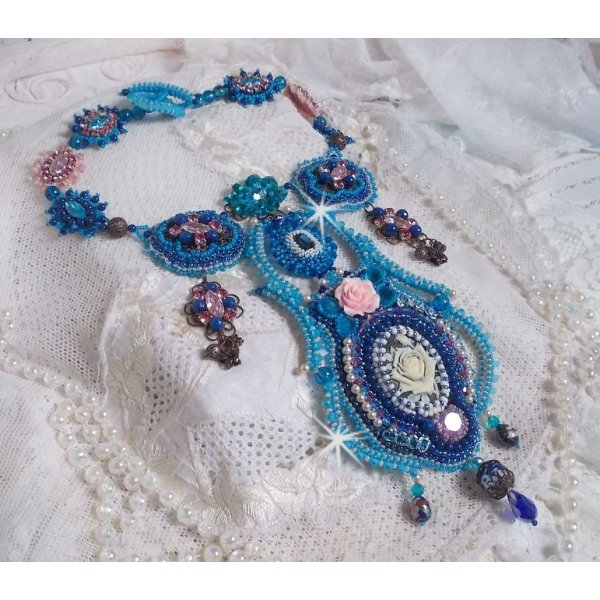 Collier plastron Belle Epoque, Haute-Couture brodé avec des Cristaux de Swarovski et diverses belles perles