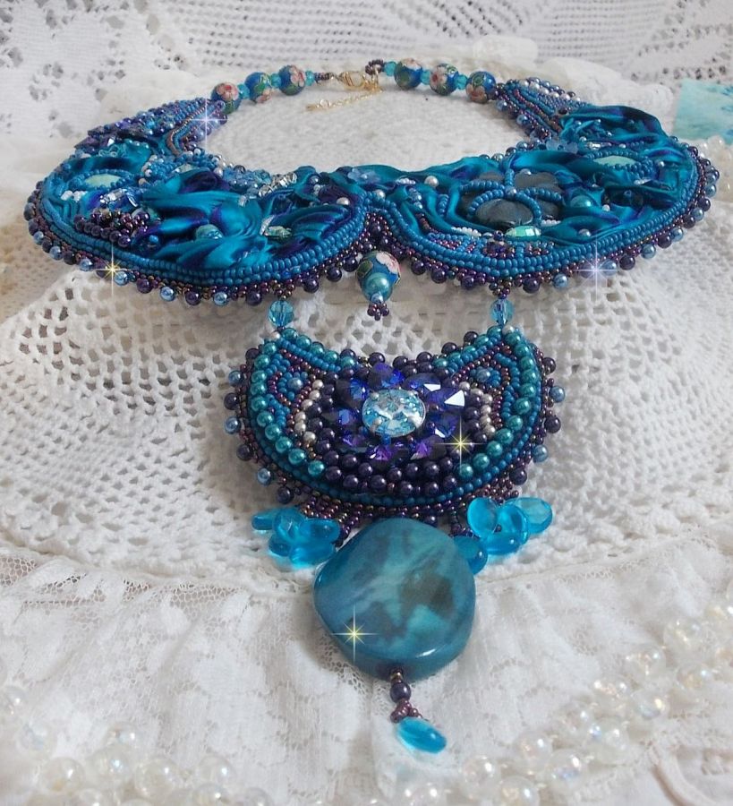 Collier plastron Bleu Royal Haute-Couture brodé avec un ruban de soie Purple et Bleu Canard, des cristaux et des perles diverses 