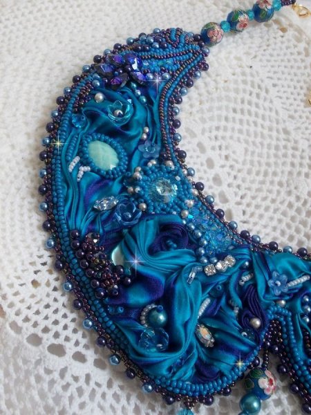 Collier plastron Bleu Royal Haute-Couture brodé avec un ruban de soie Purple et Bleu Canard, des cristaux et des perles diverses 