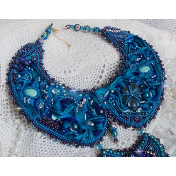 Collier plastron Bleu Royal Haute-Couture brodé avec un ruban de soie Purple et Bleu Canard, des cristaux et des perles diverses 