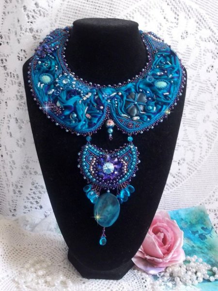 Collier plastron Bleu Royal Haute-Couture brodé avec un ruban de soie Purple et Bleu Canard, des cristaux et des perles diverses 
