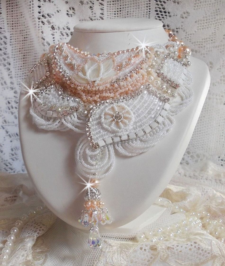Collier plastron Bouquet d'un Jour brodé avec des fleurs en Nacre, des cristaux, des perles rondes en filigranes, de l'argent 925/1000 et des rocailles de qualité 