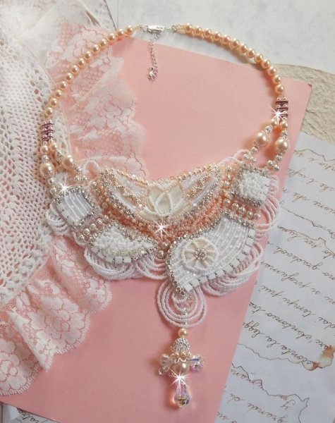 Plastron Bouquet d'un Jour Haute Couture brod&eacute; avec des fleurs en Nacre &agrave; laquelle s'ajoute cristaux, perles rondes, cabochon rond, perles nacr&eacute;es avec fermoir et cha&icirc;nette Argent 925