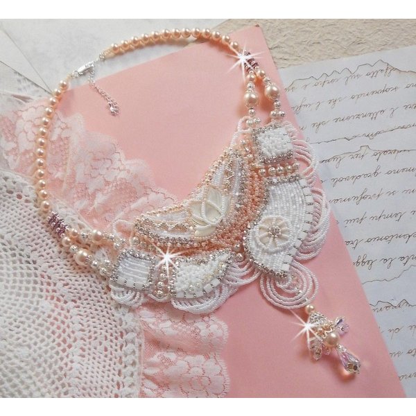 Plastron Bouquet d'un Jour Haute Couture brod&eacute; avec des fleurs en Nacre &agrave; laquelle s'ajoute cristaux, perles rondes, cabochon rond, perles nacr&eacute;es avec fermoir et cha&icirc;nette Argent 925