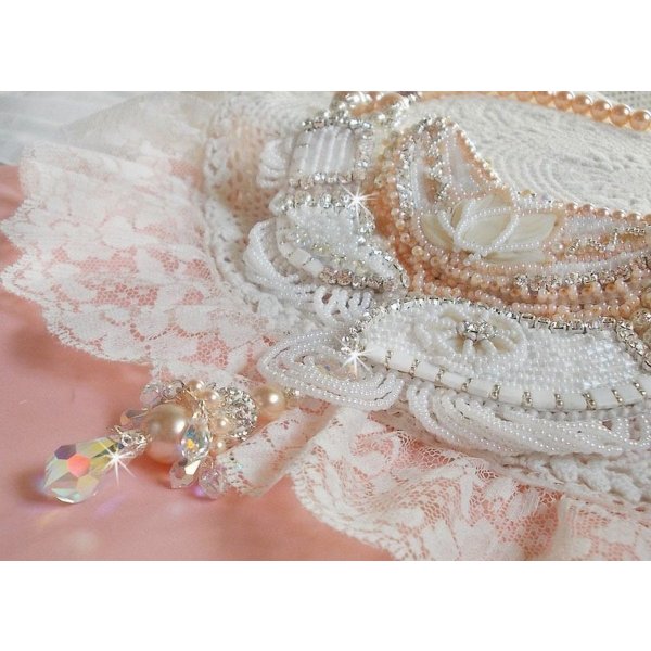 Plastron Bouquet d'un Jour Haute Couture brod&eacute; avec des fleurs en Nacre &agrave; laquelle s'ajoute cristaux, perles rondes, cabochon rond, perles nacr&eacute;es avec fermoir et cha&icirc;nette Argent 925
