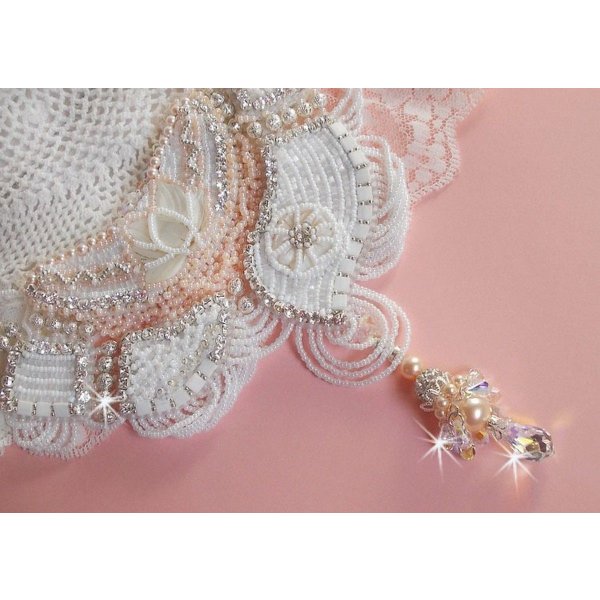 Plastron Bouquet d'un Jour Haute Couture brod&eacute; avec des fleurs en Nacre &agrave; laquelle s'ajoute cristaux, perles rondes, cabochon rond, perles nacr&eacute;es avec fermoir et cha&icirc;nette Argent 925