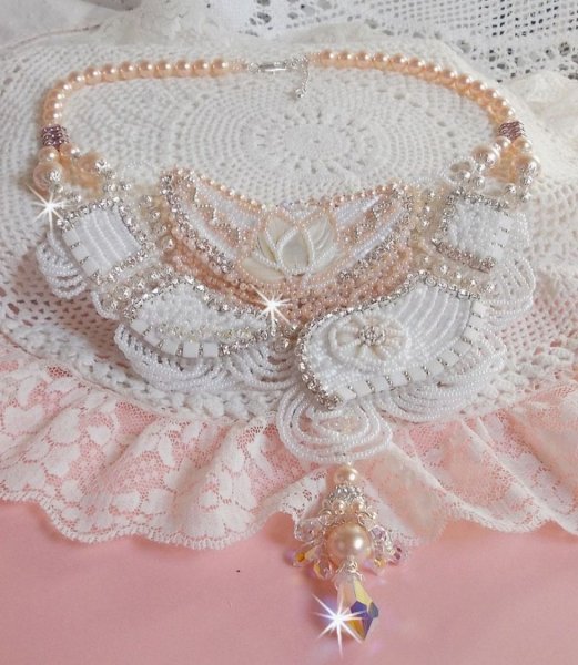 Plastron Bouquet d'un Jour Haute Couture brod&eacute; avec des fleurs en Nacre &agrave; laquelle s'ajoute cristaux, perles rondes, cabochon rond, perles nacr&eacute;es avec fermoir et cha&icirc;nette Argent 925
