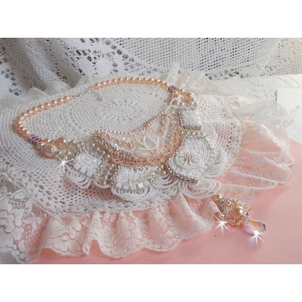 Plastron Bouquet d'un Jour Haute Couture brod&eacute; avec des fleurs en Nacre &agrave; laquelle s'ajoute cristaux, perles rondes, cabochon rond, perles nacr&eacute;es avec fermoir et cha&icirc;nette Argent 925