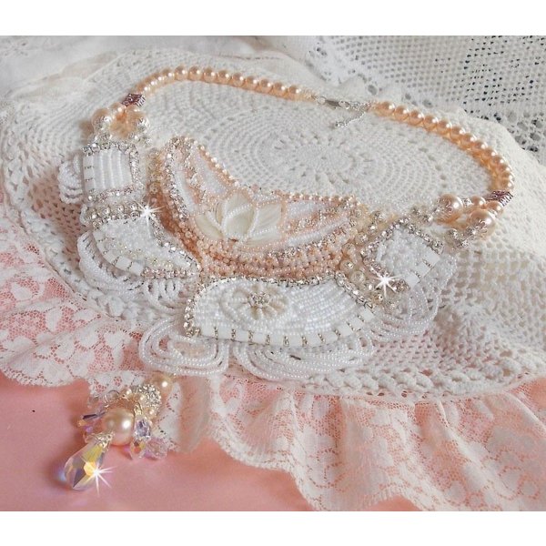 Plastron Bouquet d'un Jour Haute Couture brod&eacute; avec des fleurs en Nacre &agrave; laquelle s'ajoute cristaux, perles rondes, cabochon rond, perles nacr&eacute;es avec fermoir et cha&icirc;nette Argent 925