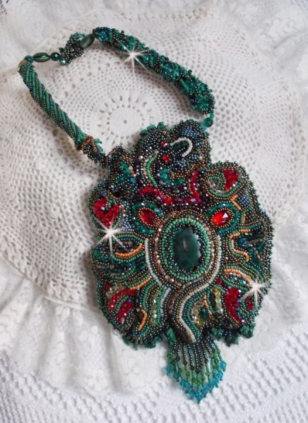 Plastron Dragon brod&eacute; avec un cabochon et des chips en Malachite Naturel, un beau d&eacute;grad&eacute; d'un vert &eacute;meraude avec ces rocailles de couleurs