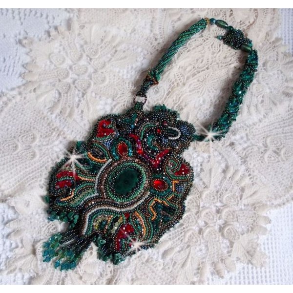 Plastron Dragon brod&eacute; avec un cabochon et des chips en Malachite Naturel, un beau d&eacute;grad&eacute; d'un vert &eacute;meraude avec ces rocailles de couleurs