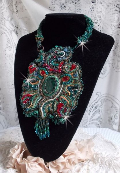 Plastron Dragon brod&eacute; avec un cabochon et des chips en Malachite Naturel, un beau d&eacute;grad&eacute; d'un vert &eacute;meraude avec ces rocailles de couleurs