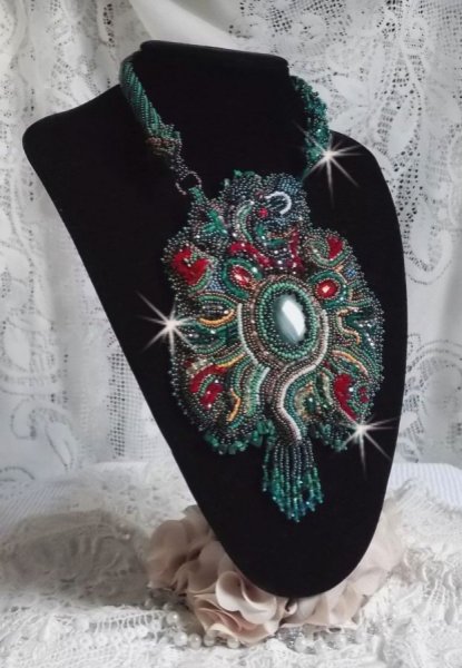 Plastron Dragon brod&eacute; avec un cabochon et des chips en Malachite Naturel, un beau d&eacute;grad&eacute; d'un vert &eacute;meraude avec ces rocailles de couleurs
