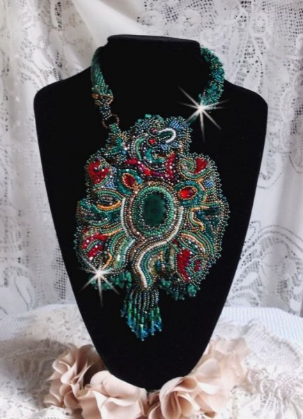 Plastron Dragon brod&eacute; avec un cabochon et des chips en Malachite Naturel, un beau d&eacute;grad&eacute; d'un vert &eacute;meraude avec ces rocailles de couleurs