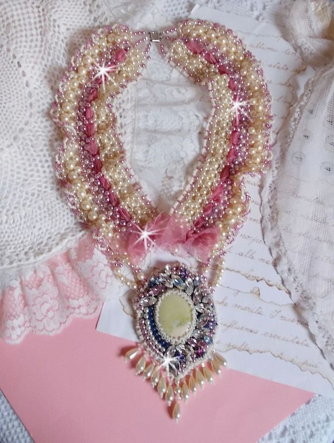 Collier plastron Détente brodé avec des perles nacrées tout en harmonie avec d'autres perles de qualité