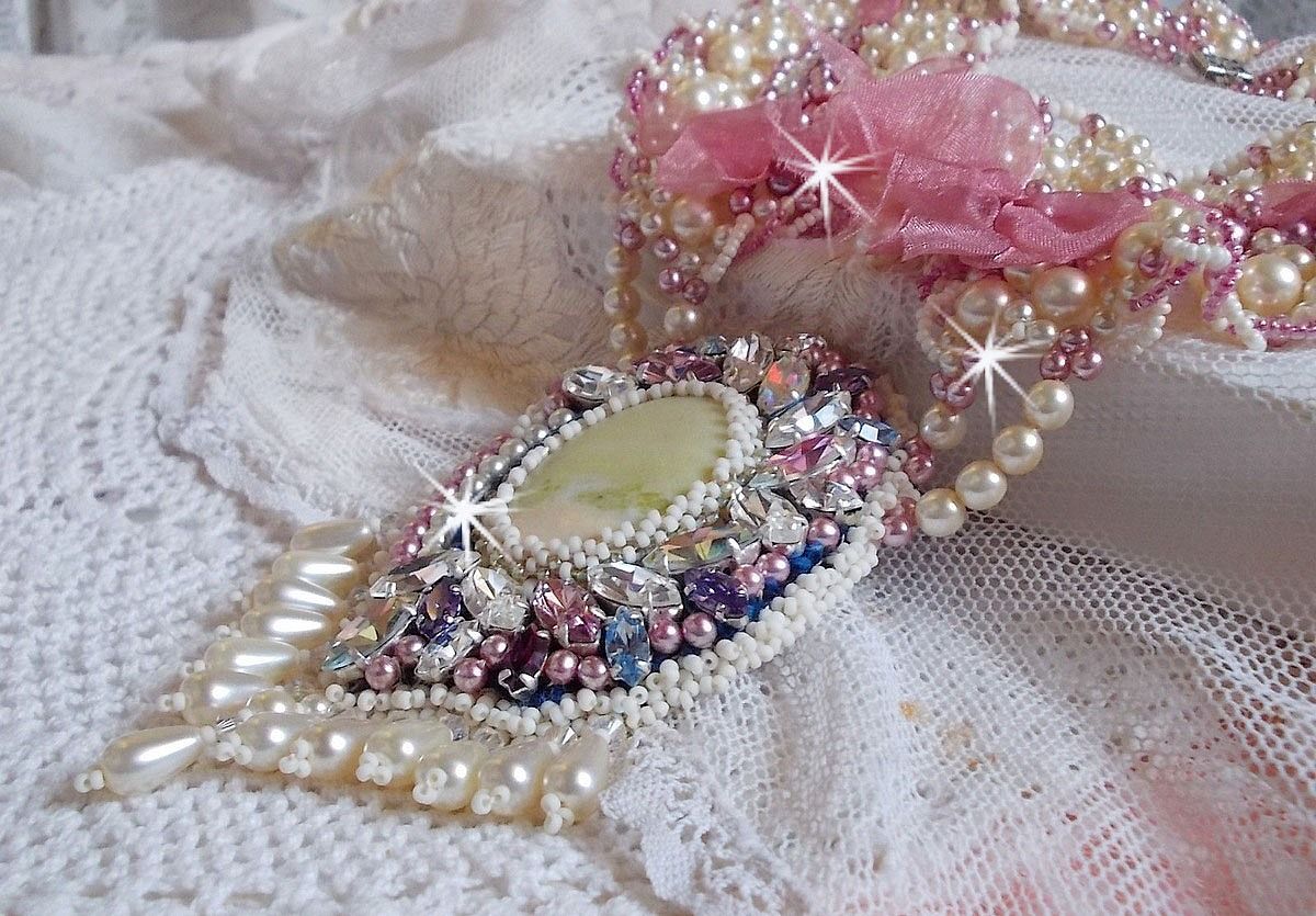 Collier plastron Détente brodé avec des perles nacrées tout en harmonie avec d'autres perles de qualité