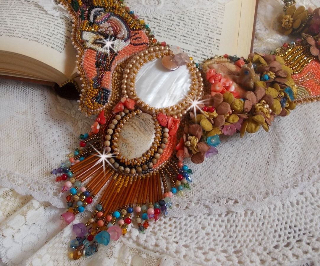 Collier plastron Envol Exotique brodé de dentelle, perles de gemme, diverses perles de très belle qualité façon Haute-Couture