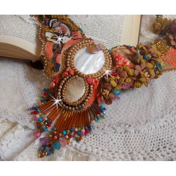 Collier plastron Envol Exotique brodé de dentelle, perles de gemme, diverses perles de très belle qualité façon Haute-Couture