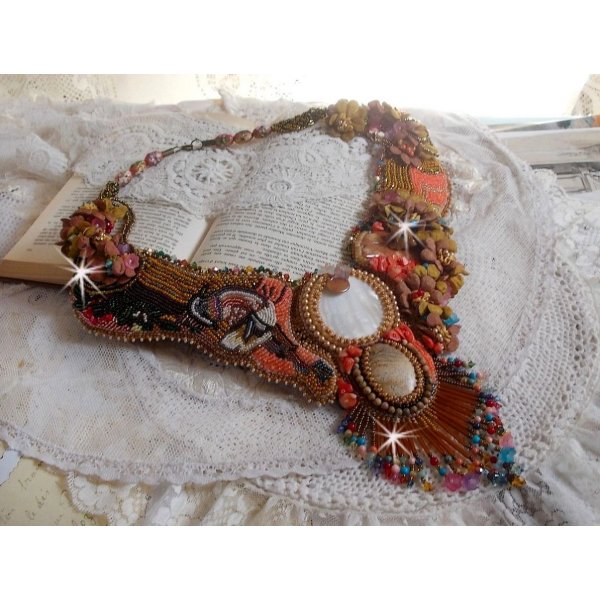 Collier plastron Envol Exotique brodé de dentelle, perles de gemme, diverses perles de très belle qualité façon Haute-Couture