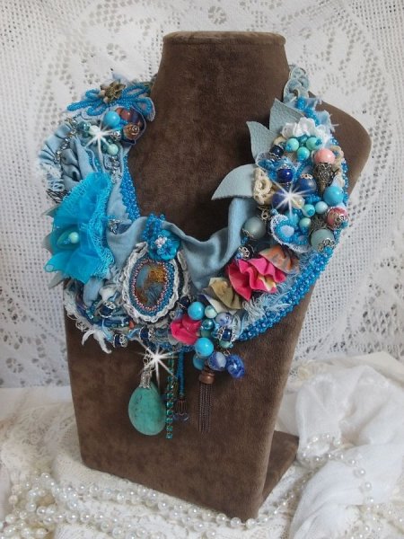 Plastron Far West, une tendance de l'Ouest Am&eacute;ricain brod&eacute; avec pierres de gemme, cristaux, perle de Murano, c&eacute;ramique, perles en m&eacute;tal, perles de boh&egrave;me, rocailles en verre et Argent 925