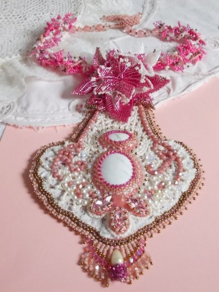 Plastron Lys Rose brod&eacute; avec une pierre de gemme l'Howlite blanc, rocailles, dentelle et perles diverses fa&ccedil;on Haute-Couture