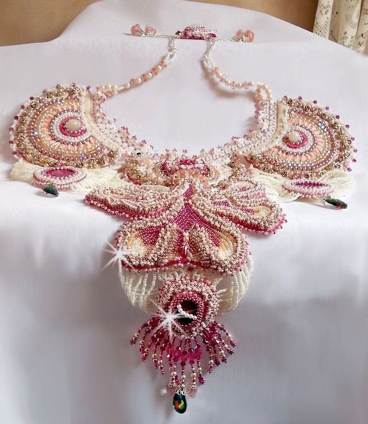 Collier plastron Madame de Pompadour, le plaisir des yeux brodé avec des perles de qualité façon Haute-Couture