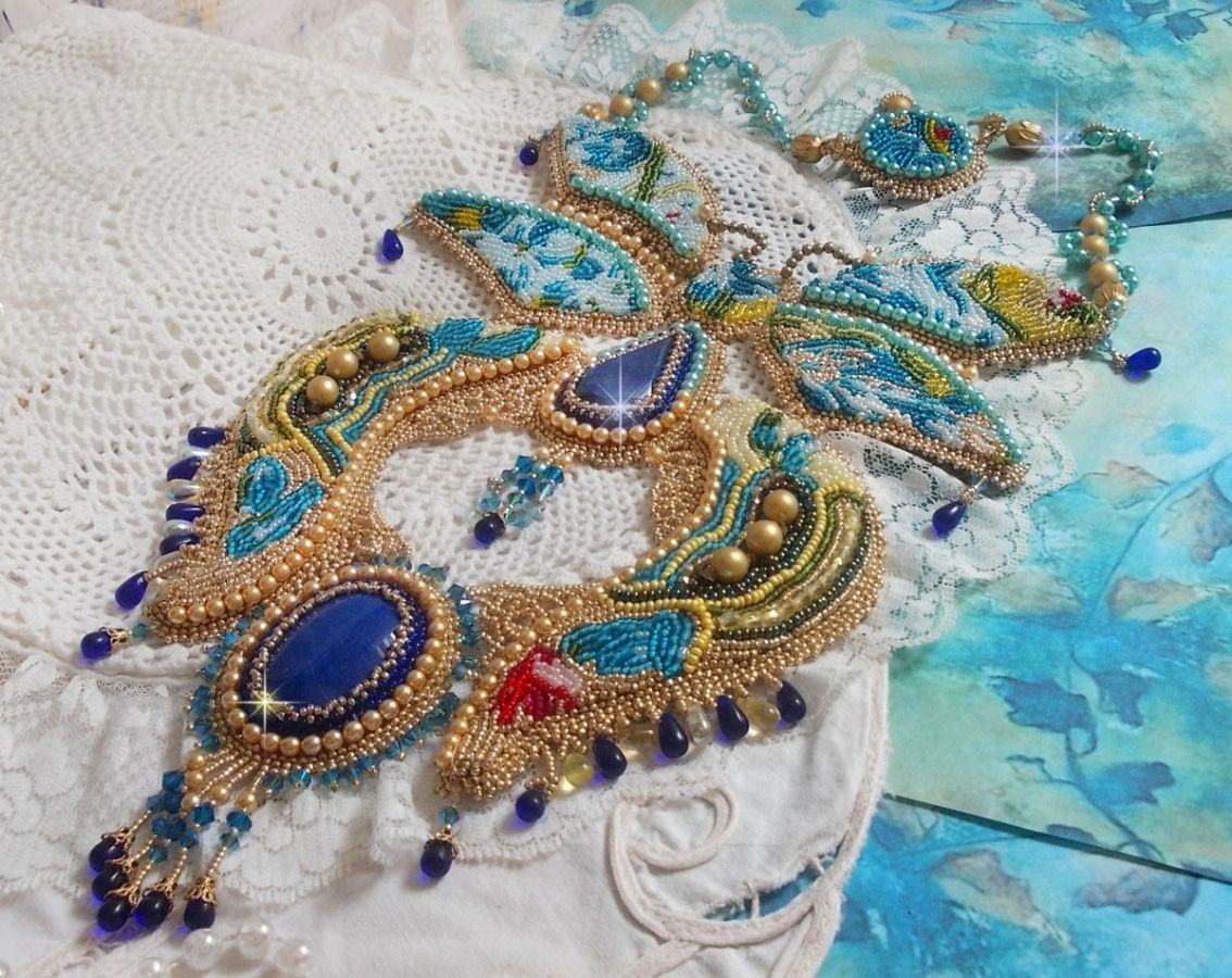 Collier plastron Papillon Or Bleu Haute-Couture brodé avec des pierres de gemme, des cristaux, des perles en verre et des rocailles