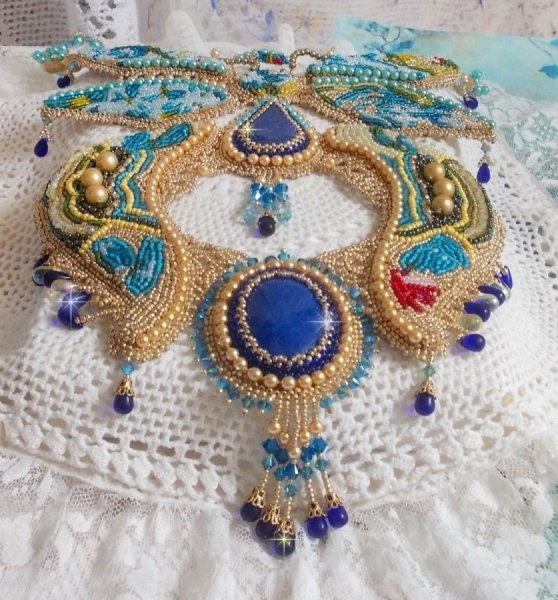 Plastron Papillon Or Bleu Haute-Couture brod&eacute; avec des pierres de gemme, des cristaux, des perles en verre et des rocailles