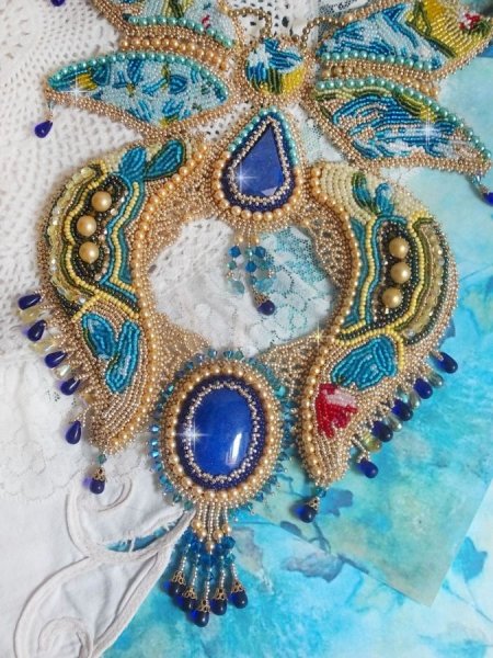 Plastron Papillon Or Bleu Haute-Couture brod&eacute; avec des pierres de gemme, des cristaux, des perles en verre et des rocailles