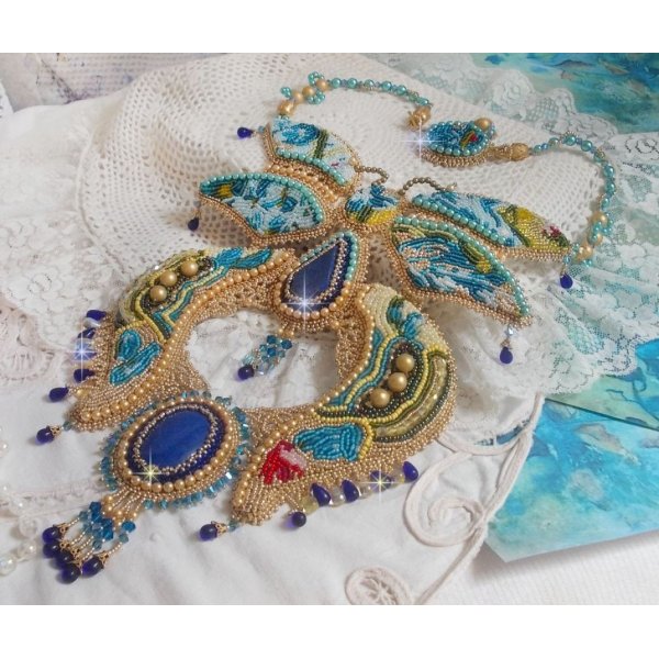 Plastron Papillon Or Bleu Haute-Couture brod&eacute; avec des pierres de gemme, des cristaux, des perles en verre et des rocailles