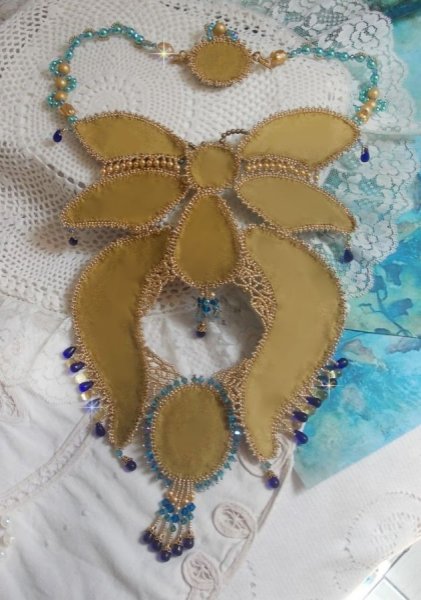 Plastron Papillon Or Bleu Haute-Couture brod&eacute; avec des pierres de gemme, des cristaux, des perles en verre et des rocailles