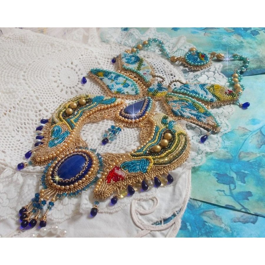 Collier plastron Papillon Or Bleu Haute-Couture brodé avec des pierres de gemme, des cristaux, des perles en verre et des rocailles