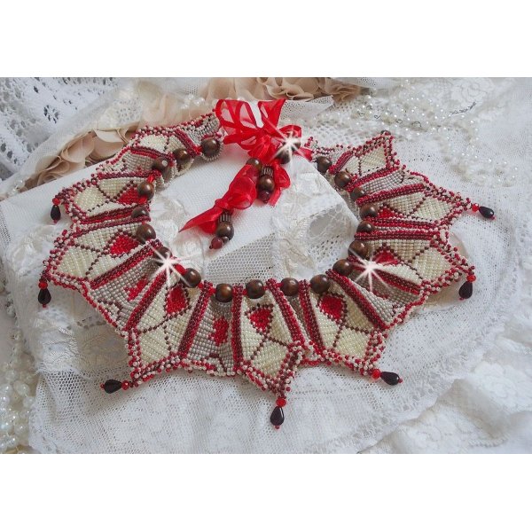 Collier Romane plastron mont&eacute; avec une abondance de rocailles aux couleurs : Bordeaux, Ivoire et Rouge &agrave; laquelle s'ajoute des gouttes plates, perles en bois, perles en laiton pour un style Ethnique