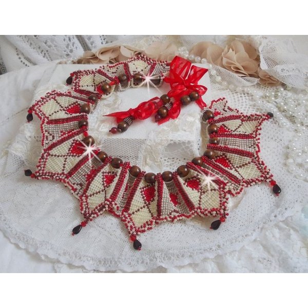 Collier Romane plastron mont&eacute; avec une abondance de rocailles aux couleurs : Bordeaux, Ivoire et Rouge &agrave; laquelle s'ajoute des gouttes plates, perles en bois, perles en laiton pour un style Ethnique