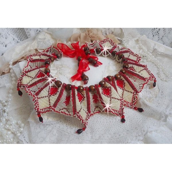 Collier Romane plastron mont&eacute; avec une abondance de rocailles aux couleurs : Bordeaux, Ivoire et Rouge &agrave; laquelle s'ajoute des gouttes plates, perles en bois, perles en laiton pour un style Ethnique