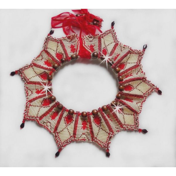 Collier Romane plastron mont&eacute; avec une abondance de rocailles aux couleurs : Bordeaux, Ivoire et Rouge &agrave; laquelle s'ajoute des gouttes plates, perles en bois, perles en laiton pour un style Ethnique