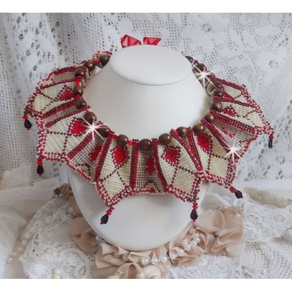 Collier Romane plastron mont&eacute; avec une abondance de rocailles aux couleurs : Bordeaux, Ivoire et Rouge &agrave; laquelle s'ajoute des gouttes plates, perles en bois, perles en laiton pour un style Ethnique