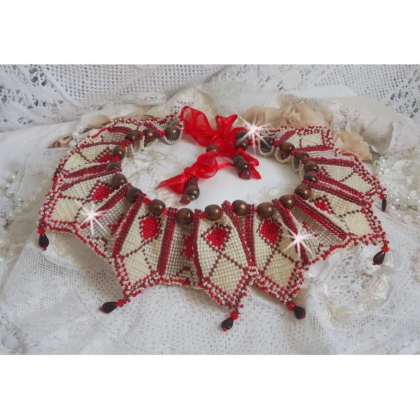 Collier Romane plastron mont&eacute; avec une abondance de rocailles aux couleurs : Bordeaux, Ivoire et Rouge &agrave; laquelle s'ajoute des gouttes plates, perles en bois, perles en laiton pour un style Ethnique