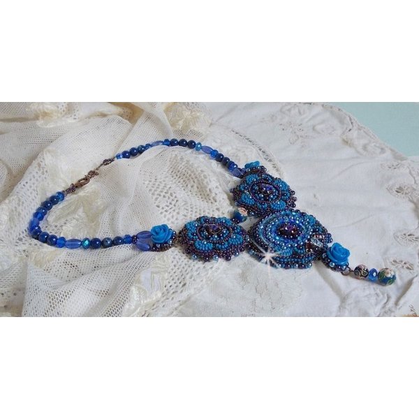 Collier plastron Roses Bleues Royales avec des cristaux de Swarovski et des rocailles