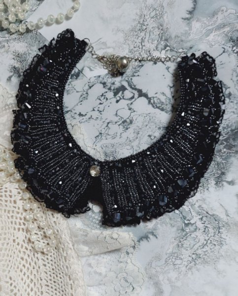 Plastron Tenue de Soir&eacute;e Haute Couture brod&eacute; avec une dentelle Noire, toupies, cabochon Cristal et perles H&eacute;lix &agrave; laquelle s&rsquo;ajoute des facettes pour une mise en forme avec des rocailles Jet H&eacute;matite