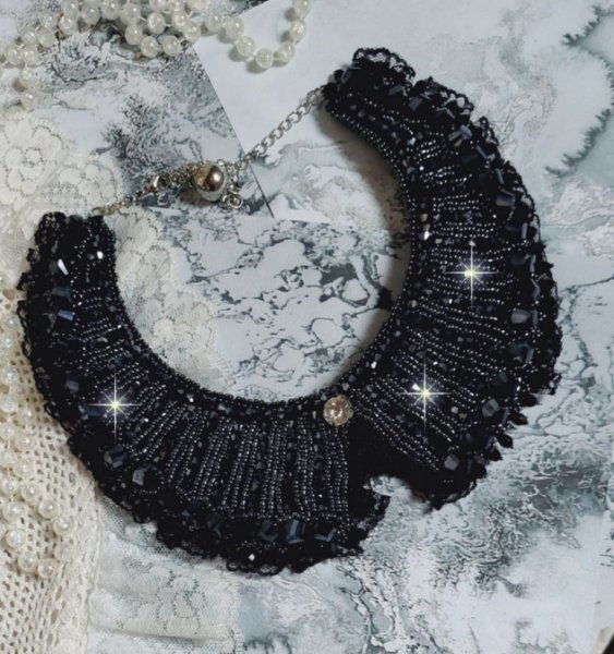 Plastron Tenue de Soir&eacute;e Haute Couture brod&eacute; avec une dentelle Noire, toupies, cabochon Cristal et perles H&eacute;lix &agrave; laquelle s&rsquo;ajoute des facettes pour une mise en forme avec des rocailles Jet H&eacute;matite