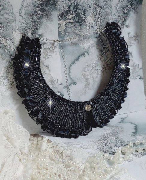 Plastron Tenue de Soir&eacute;e Haute Couture brod&eacute; avec une dentelle Noire, toupies, cabochon Cristal et perles H&eacute;lix &agrave; laquelle s&rsquo;ajoute des facettes pour une mise en forme avec des rocailles Jet H&eacute;matite