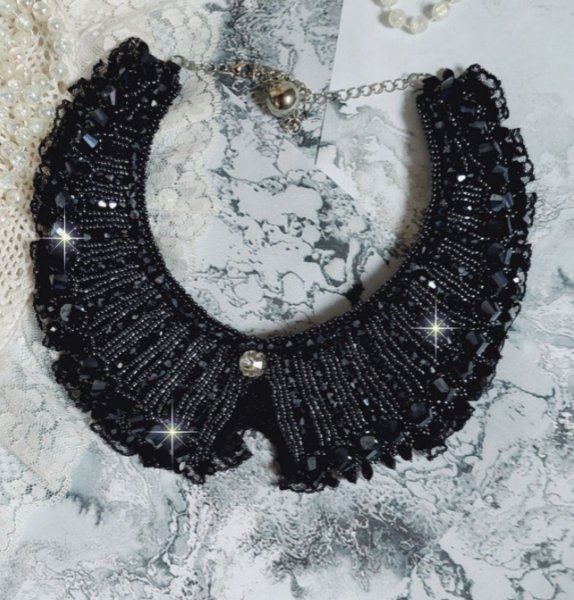 Plastron Tenue de Soir&eacute;e Haute Couture brod&eacute; avec une dentelle Noire, toupies, cabochon Cristal et perles H&eacute;lix &agrave; laquelle s&rsquo;ajoute des facettes pour une mise en forme avec des rocailles Jet H&eacute;matite