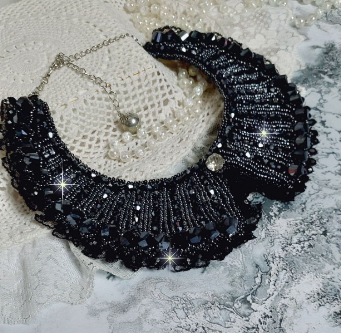 Collier Tenue de Soirée Haute Couture brodé avec une dentelle Noire, toupies, cabochon Cristal et perles Hélix à laquelle s’ajoute des facettes pour une mise en forme avec des rocailles Jet Hématite
