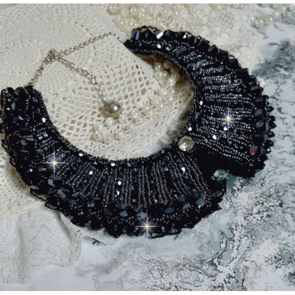 Plastron Tenue de Soir&eacute;e Haute Couture brod&eacute; avec une dentelle Noire, toupies, cabochon Cristal et perles H&eacute;lix &agrave; laquelle s&rsquo;ajoute des facettes pour une mise en forme avec des rocailles Jet H&eacute;matite