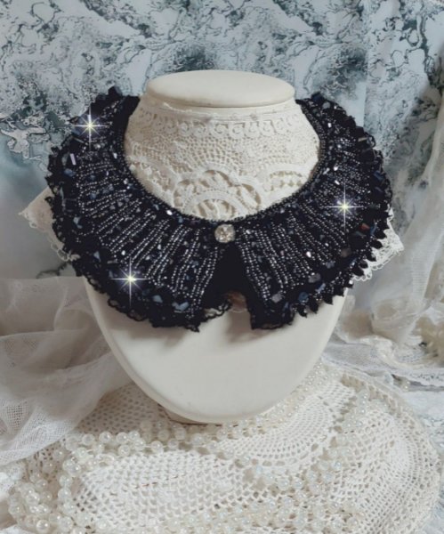 Plastron Tenue de Soir&eacute;e Haute Couture brod&eacute; avec une dentelle Noire, toupies, cabochon Cristal et perles H&eacute;lix &agrave; laquelle s&rsquo;ajoute des facettes pour une mise en forme avec des rocailles Jet H&eacute;matite